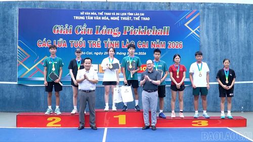 Ban tổ chức trao giải cho các vận động viên xuất sắc.