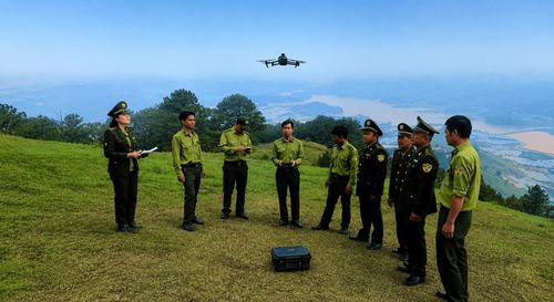 Cán bộ kiểm lâm ứng dụng thiết bị số, định vị hiện trường phục vụ công tác quản lý, bảo vệ rừng