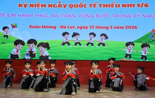 Những giai điệu trong trẻo về hòa bình và tuổi thơ được các em thể hiện tại chương trình