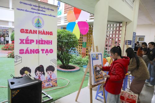 Các em thiếu nhi tham gia hoạt động trải nghiệm kỹ năng trong ngày hội