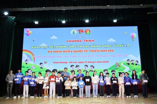 Ban Tổ chức và các đơn vị đồng hành trao học bổng cho học sinh có hoàn cảnh khó khăn, vượt khó học tốt