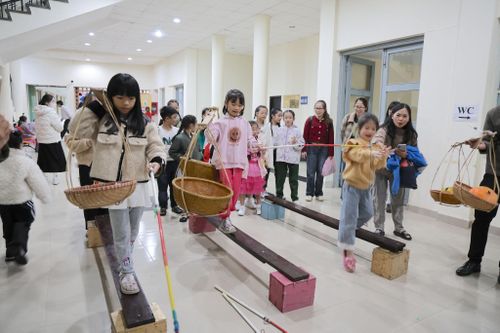 Các em trải nghiệm trò chơi có thưởng trong khuôn viên Trung tâm Hoạt động Thanh thiếu nhi tỉnh