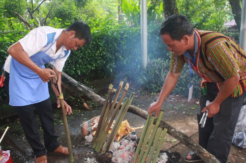 Chuẩn bị món cơm lam