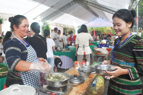 Các thành viên trong gia đình cùng nấu ăn