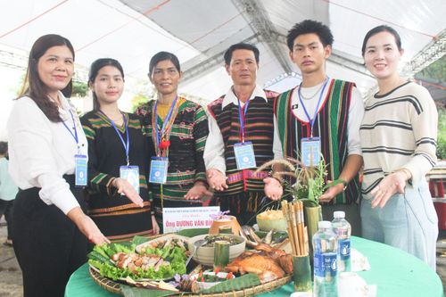 Gia đình ông Dương Văn Bình bên mâm cơm thịnh soạn