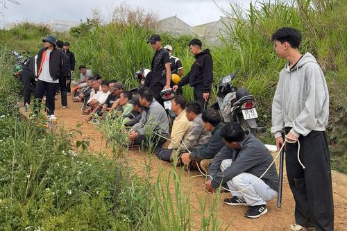 Các đối tượng liên quan vào thời điểm lực lượng công an triệt phá (Ảnh: Công an tỉnh Lâm Đồng)