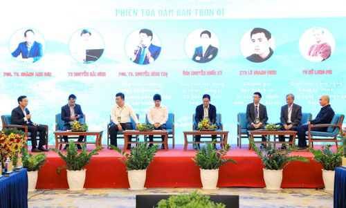 Các đại biểu khách mời dự tọa đàm với chủ đề “Về mô hình phát triển tỉnh Lâm Đồng trong kỷ nguyên mới” tại Hội thảo khoa học “Mô hình phát triển tỉnh Lâm Đồng: Tiềm năng và bứt phá”