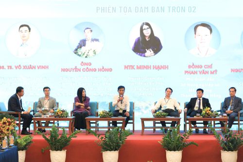Các đại biểu khách mời dự phiên tọa đàm với chủ đề “Chia sẻ kinh nghiệm của một số địa phương và gợi mở cơ chế, chính sách phát triển đặc thù cho Lâm Đồng”