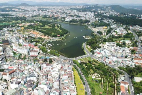 Sau hợp nhất, Lâm Đồng có diện tích tự nhiên rộng lớn, trải dài từ cao nguyên, trung du đến duyên hải