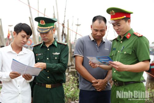 Tuyên truyền nâng cao ý thức chủ động phòng tránh bão, tuyên truyền pháp luật cho ngư dân xã Rạng Đông trước mùa mưa bão.