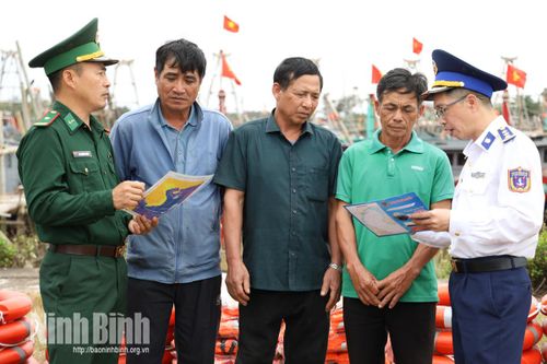 Lực lượng chức năng tuyên truyền quy định pháp luật, hướng dẫn ngư dân xã Rạng Đông kỹ năng phòng tránh bão và bảo đảm an toàn khi ra khơi.