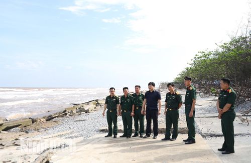 Lực lượng chức năng xã Rạng Đông kiểm tra điểm bị sạt lở tại bờ kè khu sinh thái.