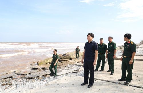 Lãnh đạo xã Rạng Đông và lực lượng chức năng kiểm tra tuyến đê biển, chủ động rà soát các khu vực xung yếu trước mùa mưa bão.
