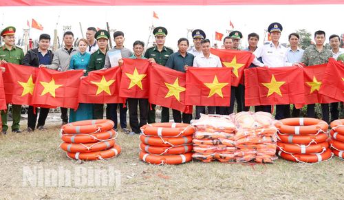 Lực lượng chức năng trao tặng phao cứu sinh, áo phao, cờ Tổ quốc… đồng hành cùng ngư dân xã Rạng Đông vươn khơi.