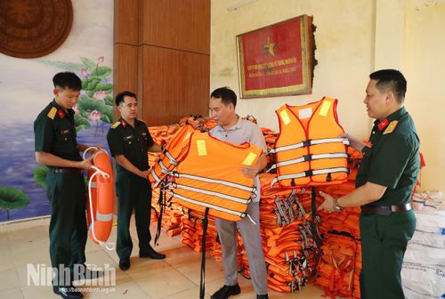 Ban Chỉ huy Quân sự xã Rạng Đông kiểm tra vật tư, phương tiện phục vụ công tác phòng chống thiên tai và tìm kiếm cứu nạn.