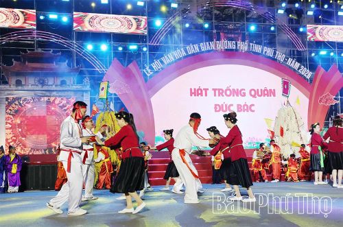 Trình diễn di sản văn hóa phi vật thể Hát Trống quân Đức Bác tại Lễ hội văn hóa dân gian đường phố năm 2026.