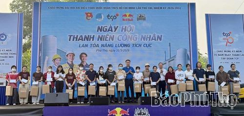Trung ương Đoàn trao tặng 20 suất quà cho các công nhân có hoàn cảnh khó khăn tại Phú Thọ.