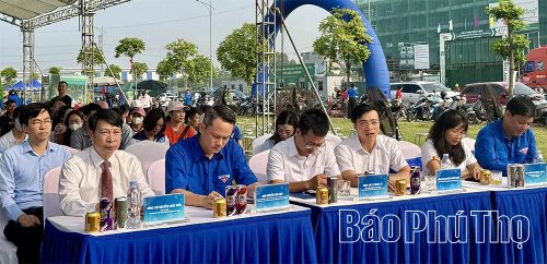 Phó Chủ tịch UBND tỉnh Nguyễn Khắc Hiếu cùng các đại biểu tham dự chương trình.
