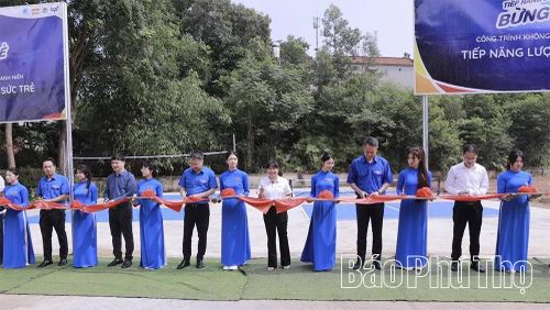 Các đại biểu cắt băng khánh thành sân chơi thể thao cộng đồng tại phường Vĩnh Phúc.