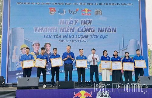 Đồng chí Phó Chủ tịch UBND tỉnh Nguyễn Khắc Hiếu cùng lãnh đạo Trung ương Đoàn trao Bằng khen cho các thủ lĩnh Đoàn doanh nghiệp xuất sắc.