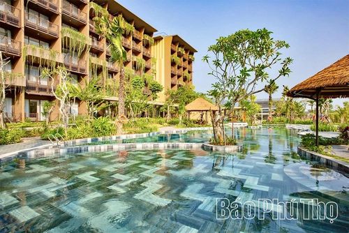 Khu nghỉ dưỡng cao cấp Mandala Retreats Kim Bôi hút khách nhờ không gian xanh mát, tích hợp nhiều dịch vụ tiện ích.