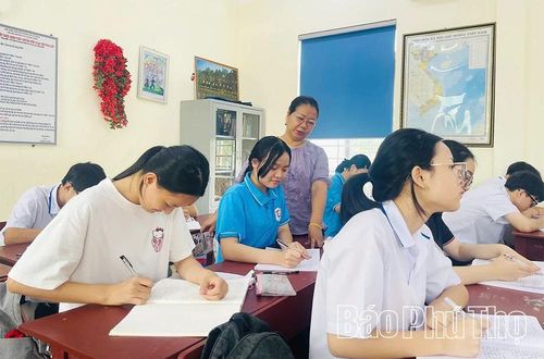 Giáo viên Trường THCS Lê Quý Đôn tận tình hướng dẫn, khuyến khích học sinh chủ động trình bày và phát huy năng lực học tập.
