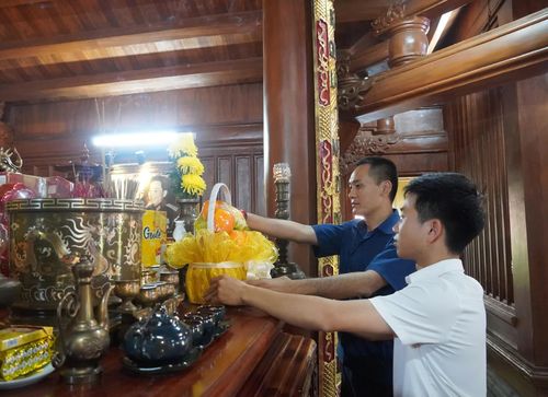 Việc chuẩn bị đồ lễ cúng tại đền thờ được cán bộ, nhân viên Ban Quản lý Dịch vụ công ích Đồng Hới thực hiện chu đáo, cẩn thận - Ảnh: L.M