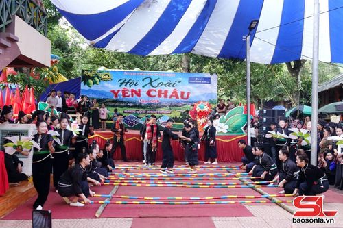 Tiết mục múa sạp đặc sắc tại Ngày hội xoài Yên Châu năm 2026.