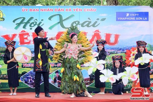 Các đội thi trình diễn những bộ trang phục sáng tạo lấy cảm hứng từ cây xoài và sản xuất nông nghiệp.