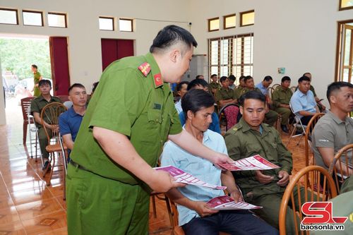 Công an xã Co Mạ phát tờ rơi tuyên truyền, phổ biến giáo dục phát luật cho nhân dân.