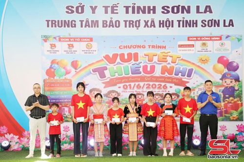 Bệnh viện Đa khoa Cuộc sống tặng quà cho thiếu nhi tại Trung tâm Bảo trợ xã hội tỉnh.