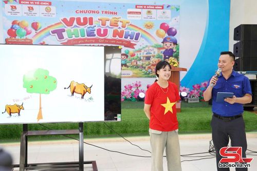Các em tham gia trò chơi "Đố vui có thưởng".
