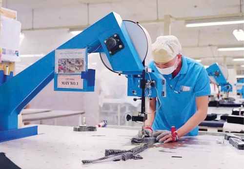 Người lao động Công ty TNHH MSV đang thao tác máy cắt vòng với bảo hộ an toàn lao động găng tay inox 