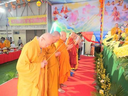 Chư tôn đức, đại biểu niêm hương cúng dường