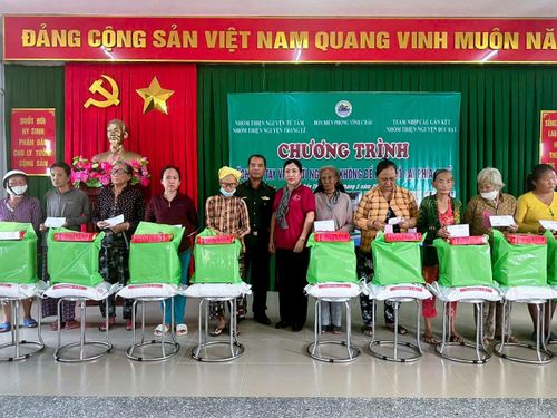 Trao tặng quà cho các hộ gia đình có hoàn cảnh khó khăn tại chương trình. Ảnh: Văn Long