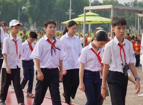 Các cháu thiếu nhi vào Lăng viếng Bác.