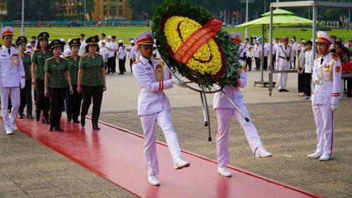  Thiếu tướng Ngô Hoài Thu dẫn đầu Đoàn vào Lăng viếng Bác. 