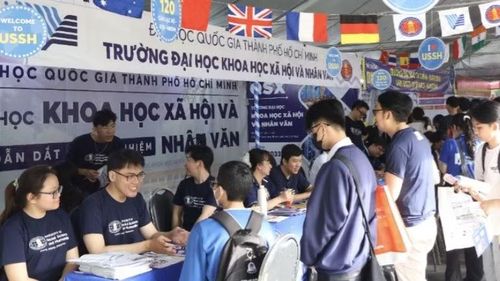 Trường KHXV&amp;NV, ĐH Quốc gia TP Hồ Chí Minh tư vấn tuyển sinh cho thí sinh.