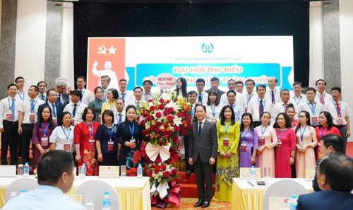 Bộ trưởng Bộ Tư pháp Hoàng Thanh Tùng tặng hoa chúc mừng đại hội.