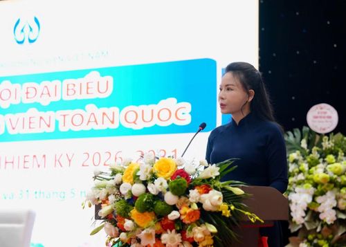 Chủ tịch Hiệp hội công chứng viên Việt Nam Nguyễn Thị Thơ phát biểu nhận nhiệm vụ và đáp từ chỉ đạo của Bộ trưởng Bộ Tư pháp Hoàng Thanh Tùng.