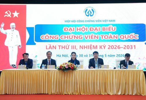 Đoàn Chủ tịch điều hành đại hội.