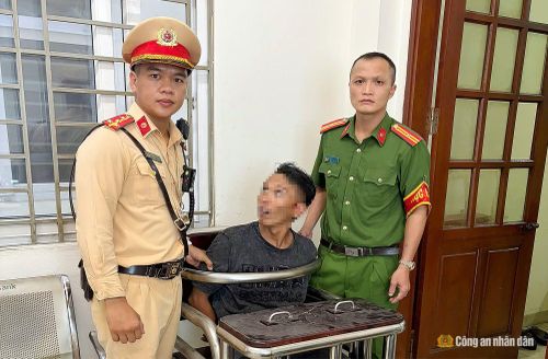 Đối tượng được khống chế, bàn giao cơ quan công an để xử lý.