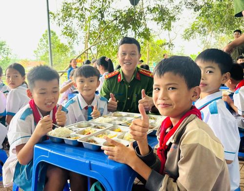 Chú Nghĩa Công an luôn gần gũi "khối nghỉ hè" trong mọi tình huống.