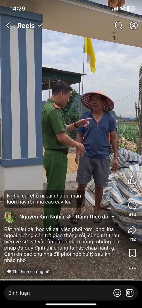 Đồng chí Phó Trưởng Công an xã Tân An trong video nhắc nhở, tuyên truyền người dân không để rơm rạ, phơi lúa dưới lòng đường, gây mất an toàn cho người đi đường.
