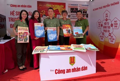 Tác giả (thứ hai từ phải sang) cùng Đại úy Phan Hoàng Sử tại gian hàng của Báo Công an nhân dân ở sự kiện "Vì bình yên bản làng" diễn ra tại xã Vân Hồ, tỉnh Sơn La hồi giữa tháng 5/2025. Đây là dịp để anh trao đổi nghiệp vụ với những người làm công tác truyền thông và tương tác trực tiếp với bà con vùng cao.