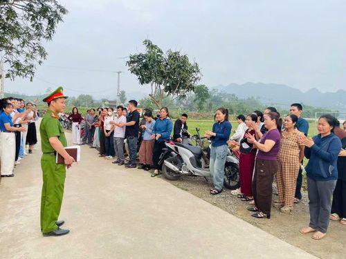 Thiếu tá Nguyễn Kim Nghĩa, Phó Trưởng Công an xã Tân An, Nghệ An "tương tác" trực tiếp với phụ huynh ngay trước cổng trường.