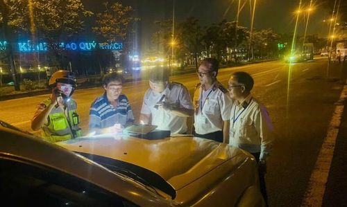 Đoàn Kiểm tra liên ngành làm việc với lái xe vận chuyển động vật.