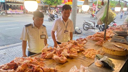 Cơ quan chức năng kiểm tra một điểm bán gà tại phường Thới Hòa.