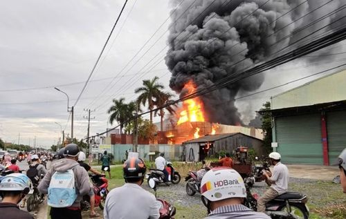 Vụ cháy ảnh hưởng đến lưu thông trên quốc lộ 1.