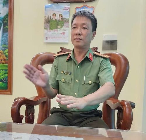 Thượng tá Lường Xuân Hùng kể lại việc sơ cứu bé gái Vũ Lê Hồng Hạnh sau khi bị tai nạn do xe máy bất ngờ nổ lốp.
